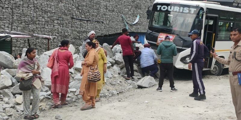 ब्रेक फेल होने से बदरीनाथ से लौट रही बस हादसे का शिकार, दो यात्री घायल