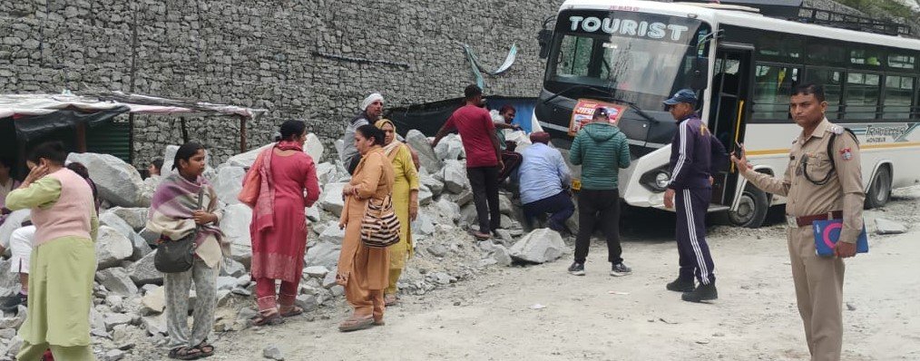ब्रेक फेल होने से बदरीनाथ से लौट रही बस हादसे का शिकार, दो यात्री घायल