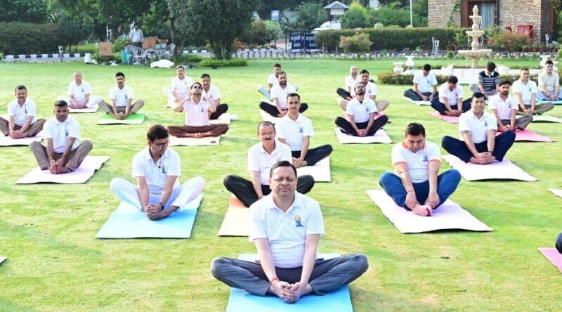योग को दैनिक जीवन का हिस्सा बनाएं – मुख्यमंत्री धामी