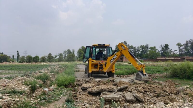 एमडीडीए का बड़ा एक्शन : सहसपुर के कल्याणपुर में 50 बीघा की अवैध प्लाटिंग ध्वस्त, उपाध्यक्ष बंशीधर तिवारी बोले- अवैध कॉलोनियां किसी भी कीमत पर नहीं होंगी बर्दाश्त