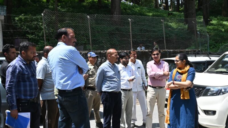 डीएम नितिका खण्डेलवाल ने धनौल्टी पार्किंग निर्माण कार्य का किया निरीक्षण, एक माह में कार्य पूर्ण करने के दिए निर्देश