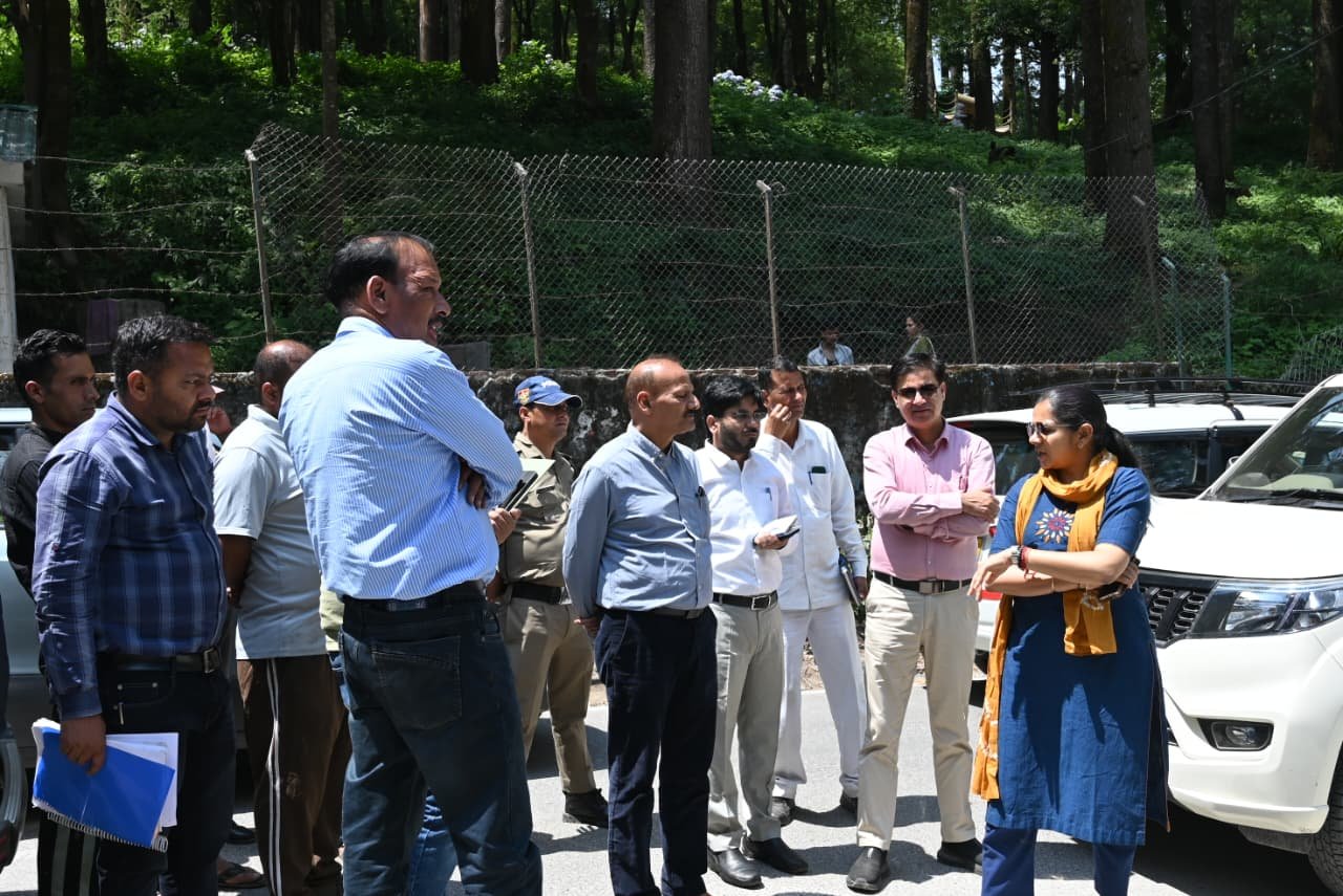 डीएम नितिका खण्डेलवाल ने धनौल्टी पार्किंग निर्माण कार्य का किया निरीक्षण, एक माह में कार्य पूर्ण करने के दिए निर्देश