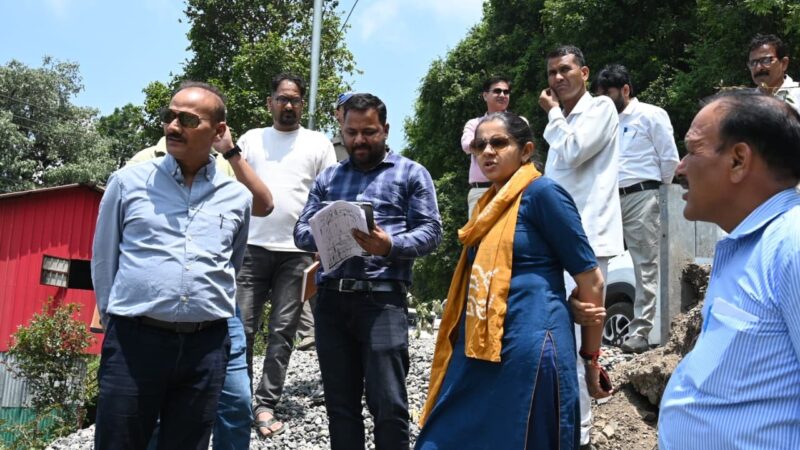 डीएम नितिका खण्डेलवाल ने सुरकंडा देवी मंदिर पार्किंग निर्माण कार्य का किया स्थलीय निरीक्षण, धीमी प्रगति पर जताई नाराजगी, दिए सख्त निर्देश