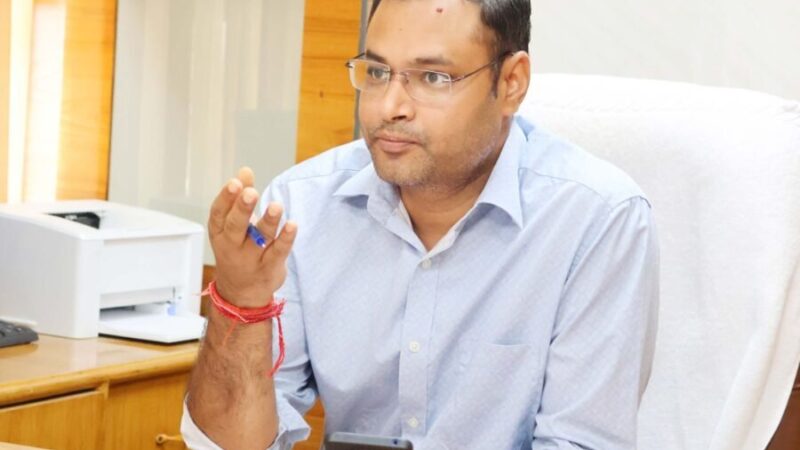 जिला निर्वाचन अधिकारी गौरव कुमार की अध्यक्षता में एसआईआर कार्यों की समीक्षा बैठक आयोजित, कार्य में तेजी लाने के दिए निर्देश