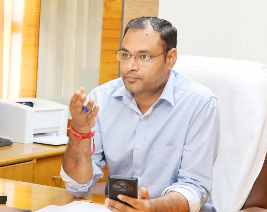 जिला निर्वाचन अधिकारी गौरव कुमार की अध्यक्षता में एसआईआर कार्यों की समीक्षा बैठक आयोजित, कार्य में तेजी लाने के दिए निर्देश