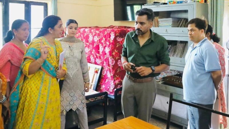 नारी निकेतन और बाल सुधार गृह पहुंचे डीएम डॉ. आशीष चौहान, शिक्षा व पुनर्वास पर दिया जोर