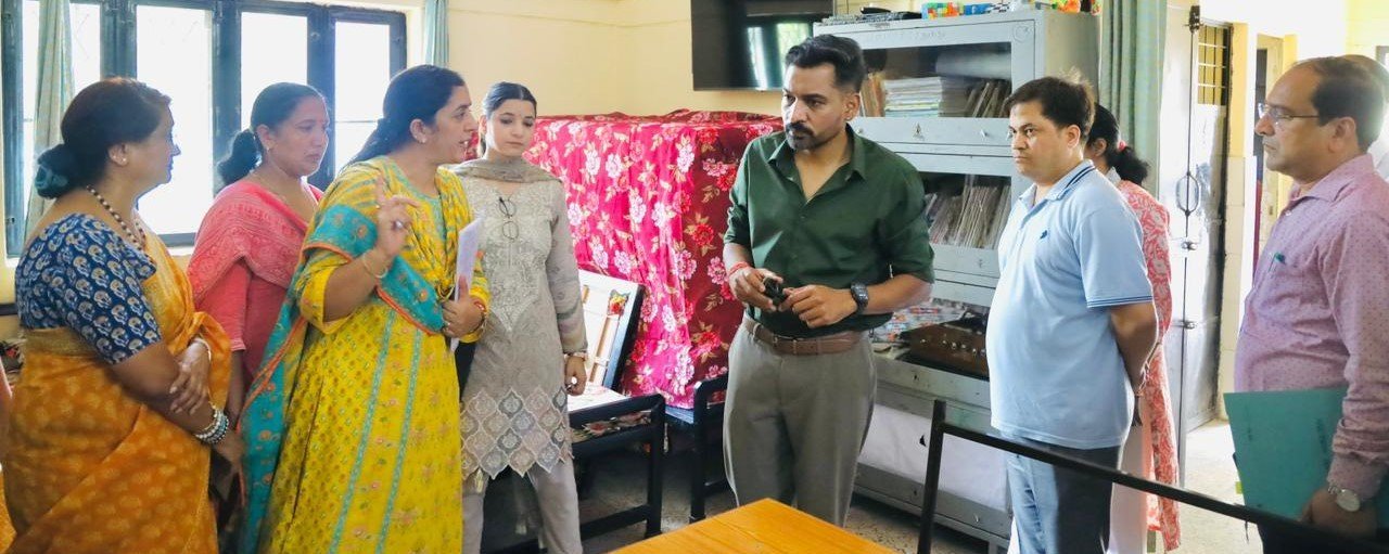 नारी निकेतन और बाल सुधार गृह पहुंचे डीएम डॉ. आशीष चौहान, शिक्षा व पुनर्वास पर दिया जोर