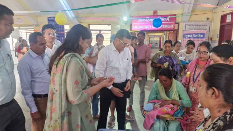 टिहरी गढ़वाल : राष्ट्रीय पल्स पोलियो अभियान का शुभारंभ, सीडीओ वरूणा अग्रवाल और सीएमओ डॉ. श्याम विजय ने बच्चों को पोलियो की खुराक पिलाकर किया अभियान का आगाज