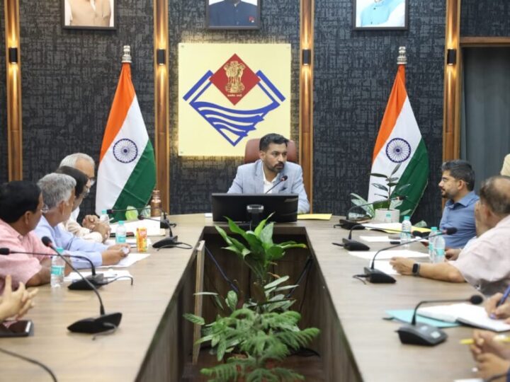 हर पात्र मतदाता का नाम सूची में सुनिश्चित करने के लिए जिला प्रशासन पूरी तरह सक्रिय – डीएम डॉ. आशीष चौहान