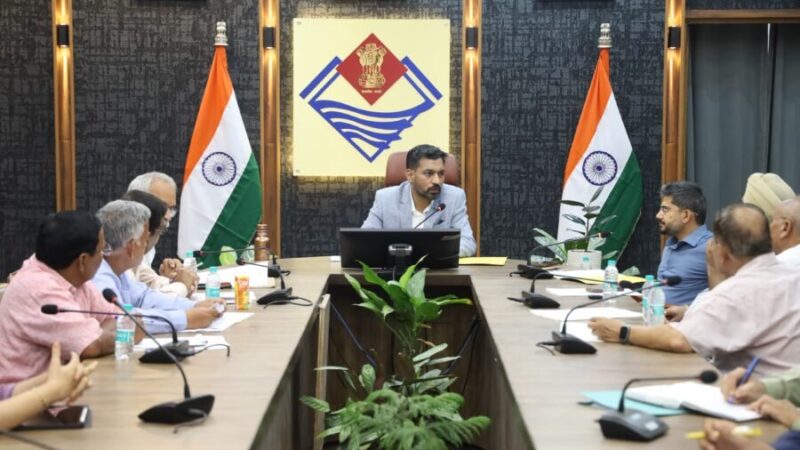 हर पात्र मतदाता का नाम सूची में सुनिश्चित करने के लिए जिला प्रशासन पूरी तरह सक्रिय – डीएम डॉ. आशीष चौहान