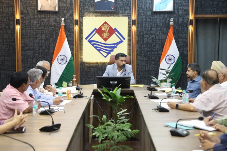 हर पात्र मतदाता का नाम सूची में सुनिश्चित करने के लिए जिला प्रशासन पूरी तरह सक्रिय – डीएम डॉ. आशीष चौहान