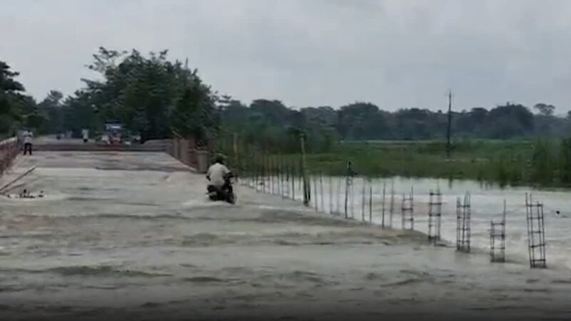 भारी बारिश से भूस्खलन और अचानक आई बाढ़, 3 लोग लापता