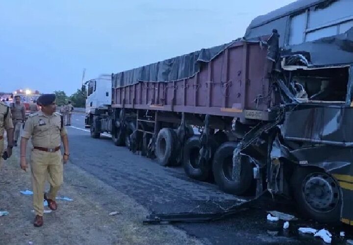 भीषण सड़क हादसा : गिट्टी से भरे ट्रेलर में घुसी तेज रफ्तार बस, 4 की मौत, 25 घायल