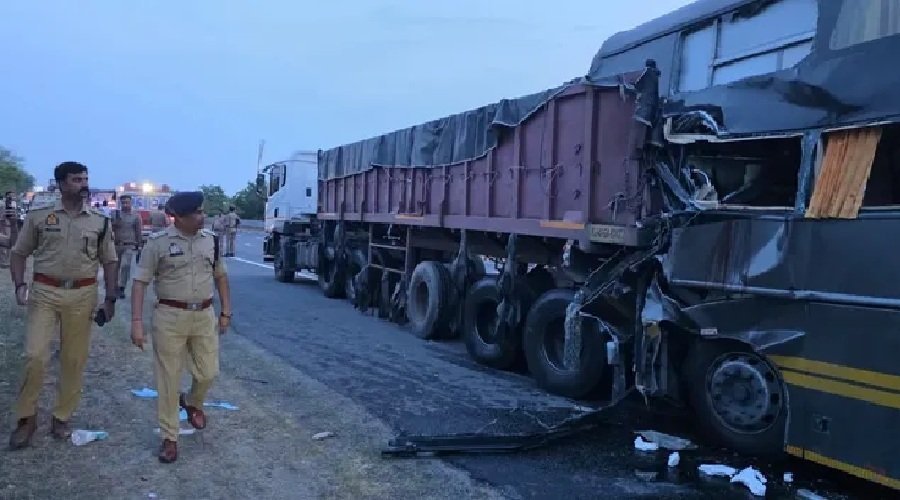 भीषण सड़क हादसा : गिट्टी से भरे ट्रेलर में घुसी तेज रफ्तार बस, 4 की मौत, 25 घायल