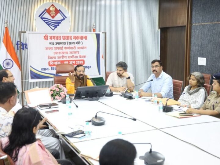 मैनुअल स्कैवेंजिंग पर सख्त हुए राज्य सफाई कर्मचारी आयोग के उपाध्यक्ष भगवत प्रसाद मकवाना, सफाई कर्मियों के उत्पीड़न पर होगी कठोर कार्रवाई, समान कार्य-समान वेतन के दिए निर्देश