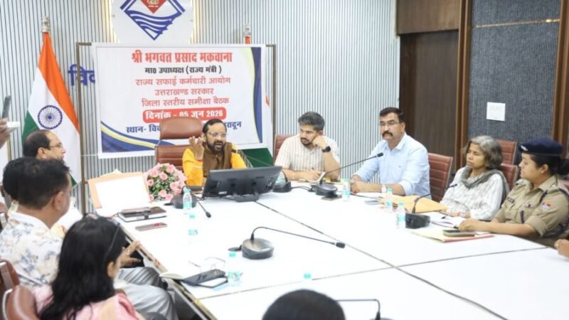मैनुअल स्कैवेंजिंग पर सख्त हुए राज्य सफाई कर्मचारी आयोग के उपाध्यक्ष भगवत प्रसाद मकवाना, सफाई कर्मियों के उत्पीड़न पर होगी कठोर कार्रवाई, समान कार्य-समान वेतन के दिए निर्देश