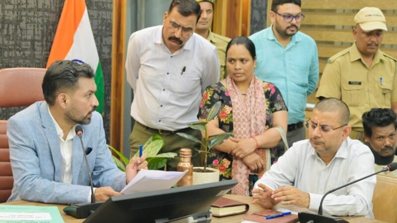 समाधान दिवस पर डीएम डॉ. आशीष चौहान ने सुनी 171 फरियादियों की समस्याएं, अधिकांश मामलों को ऑन द स्पॉट निस्तारण