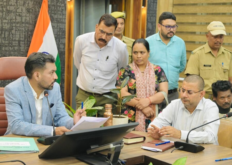 समाधान दिवस पर डीएम डॉ. आशीष चौहान ने सुनी 171 फरियादियों की समस्याएं, अधिकांश मामलों को ऑन द स्पॉट निस्तारण