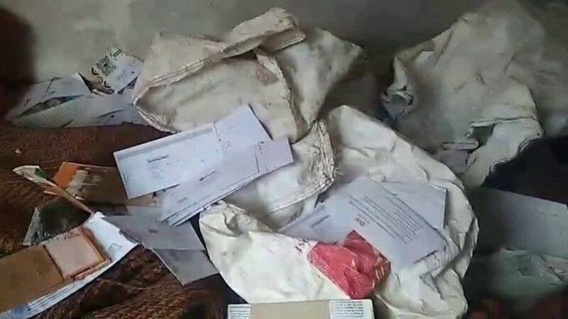 चमोली में डाक विभाग की बड़ी लापरवाही! पोस्टमैन के कमरे से बरामद हुईं डाक से भरी बोरियां, जांच के आदेश