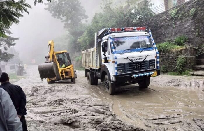 चमोली में आफत की बारिश, गुलाबकोटी के पास भूस्खलन से बद्रीनाथ हाईवे बंद, मलबा हटाने में जुटीं मशीनें