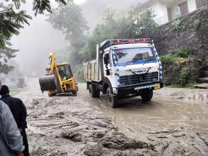चमोली में आफत की बारिश, गुलाबकोटी के पास भूस्खलन से बद्रीनाथ हाईवे बंद, मलबा हटाने में जुटीं मशीनें