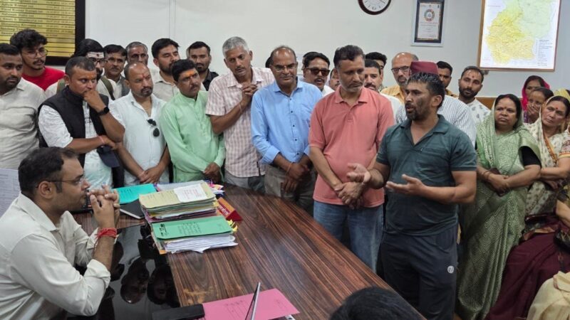 ग्रामीणों ने किया प्रदर्शन, प्राधिकरण के नियमों में हो शिथिलीकरण