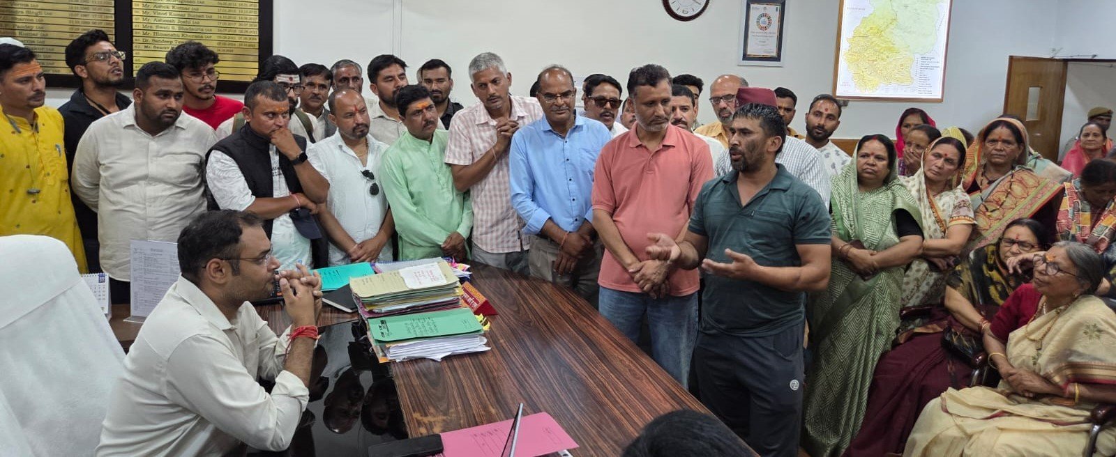 ग्रामीणों ने किया प्रदर्शन, प्राधिकरण के नियमों में हो शिथिलीकरण