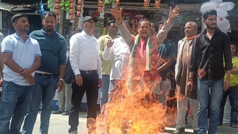 बदरीनाथ चढ़ावा विवाद पर कांग्रेस का प्रदर्शन, बीकेटीसी का पुतला फूंका