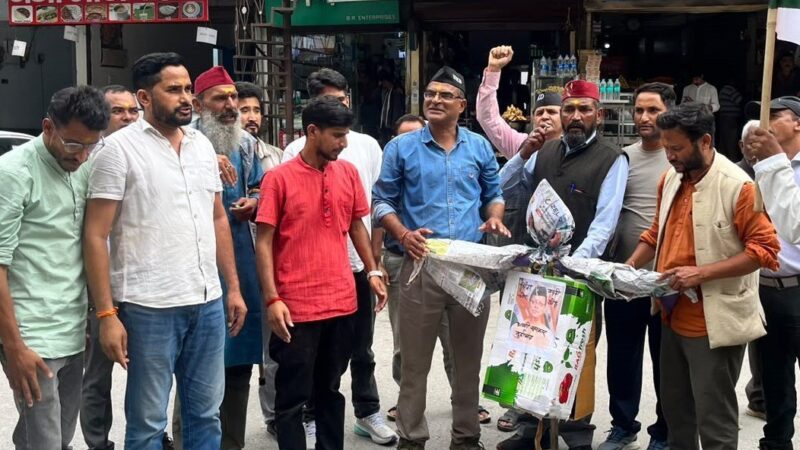 चढ़ावा अनियमितता के विरोध में यूकेडी ने फूंका सरकार का पुतला