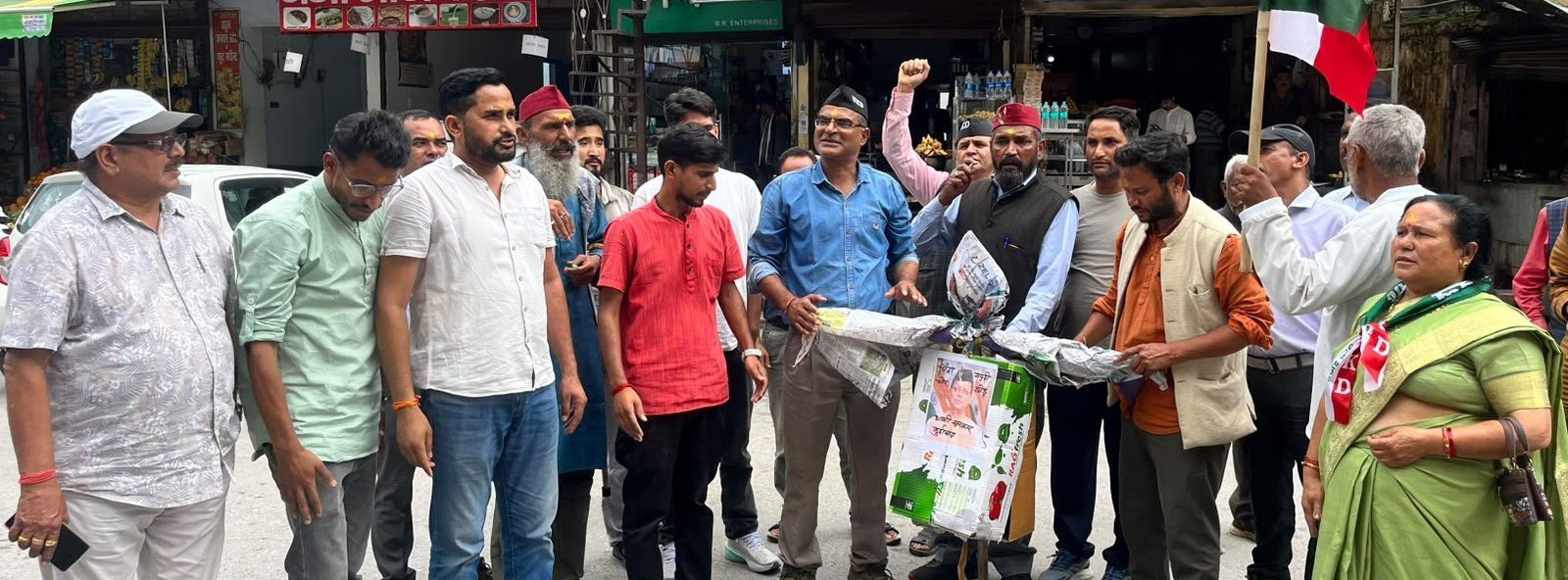 चढ़ावा अनियमितता के विरोध में यूकेडी ने फूंका सरकार का पुतला