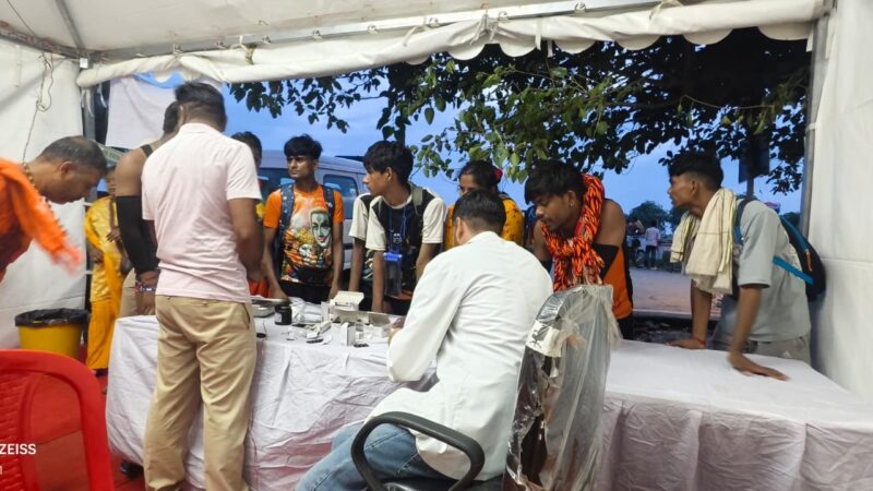 डीएम मयूर दीक्षित के निर्देशन में स्वास्थ्य विभाग द्वारा शिव भक्तों के उपचार के लिए 32 स्थानों पर लगाए गए है स्वास्थ्य शिविर