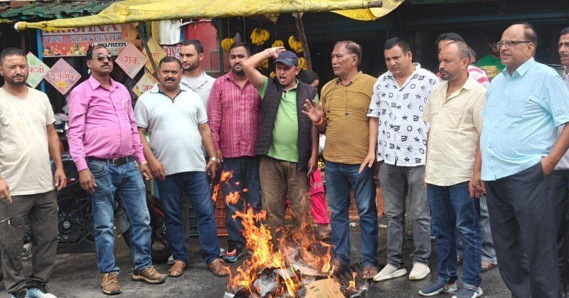 चढ़ावे पर सवाल, प्राधिकरण पर बवाल, कांग्रेस ने फूंका सरकार का पुतला