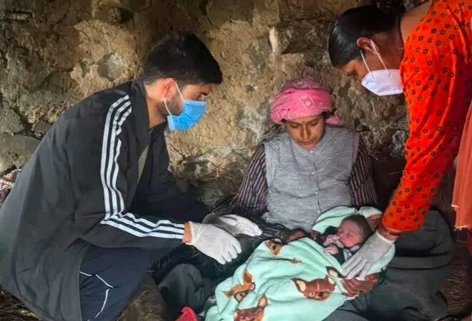 बारिश से मार्ग बंद, स्वास्थ्य टीम ने 10 किलोमीटर पैदल पहुंचकर कराया सुरक्षित प्रसव
