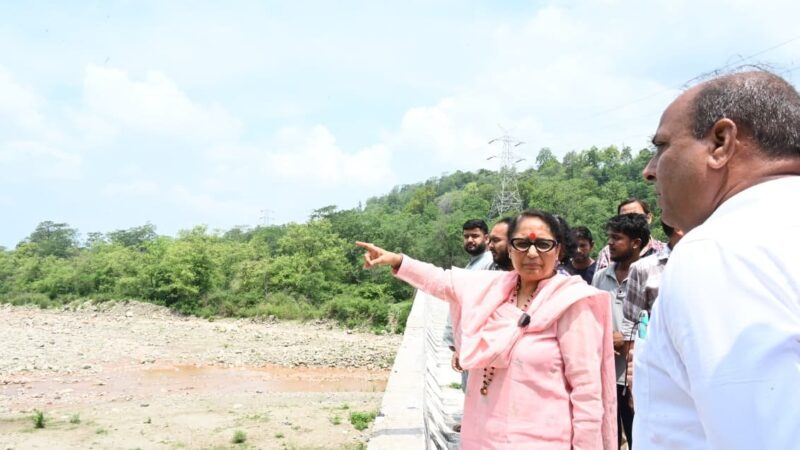 कोटद्वार : सुखरौ नदी के कटाव प्रभावित क्षेत्र का विधानसभा अध्यक्ष ऋतु खण्डूडी भूषण ने किया निरीक्षण