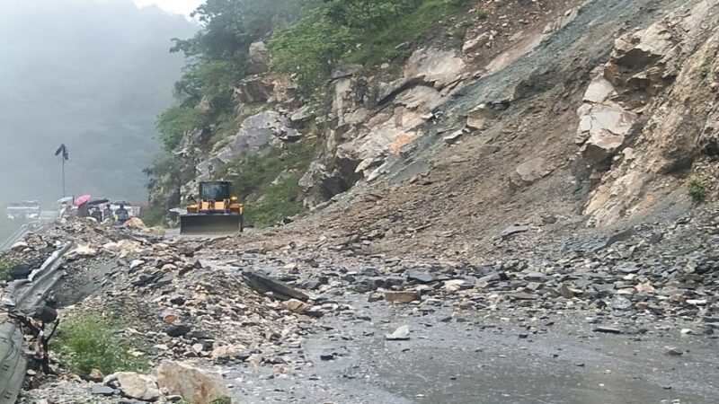 उत्तराखंड में बारिश का कहर जारी : पांच जिलों में ऑरेंज अलर्ट, कई जिलों में स्कूल बंद, भूस्खलन से मार्ग प्रभावित