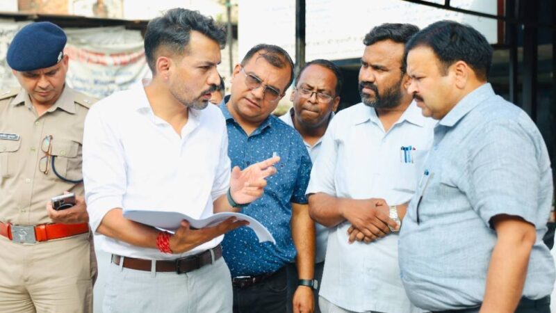 आढ़त बाजार/तहसील चौक सड़क चौड़ीकरण परियोजना कार्य प्रगति का डीएम डॉ. आशीष चौहान ने किया स्थलीय निरीक्षण; मुख्यमंत्री के विजन के अनुरूप परियोजना से जाम में आएगी कमी और शहर की यातायात व्यवस्था होगी अधिक सुगम एवं सुरक्षित