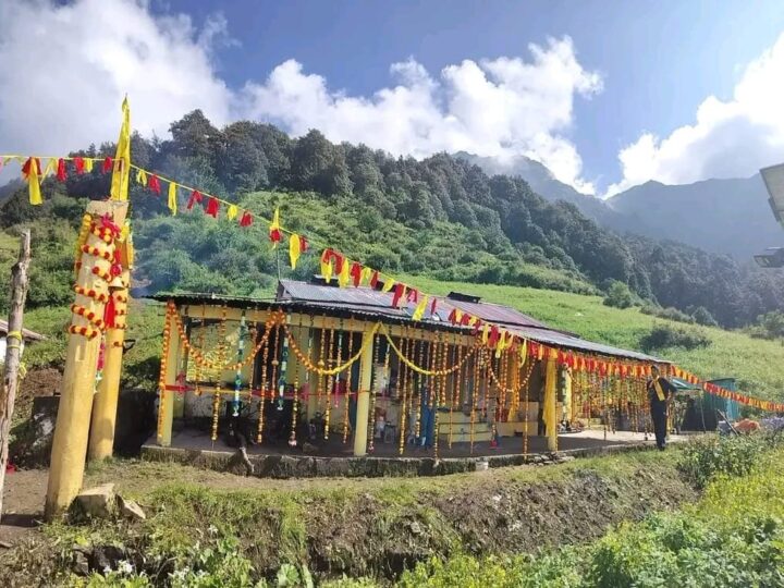 श्रावण संक्रांति पर खुले फ्यूंला नारायण मंदिर के कपाट, महिला पुजारी ने किया भगवान का पुष्प श्रृंगार