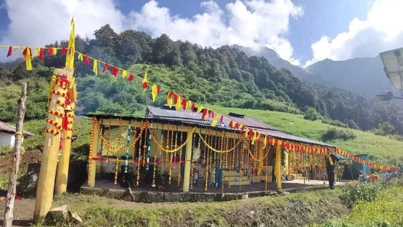 श्रावण संक्रांति पर खुले फ्यूंला नारायण मंदिर के कपाट, महिला पुजारी ने किया भगवान का पुष्प श्रृंगार