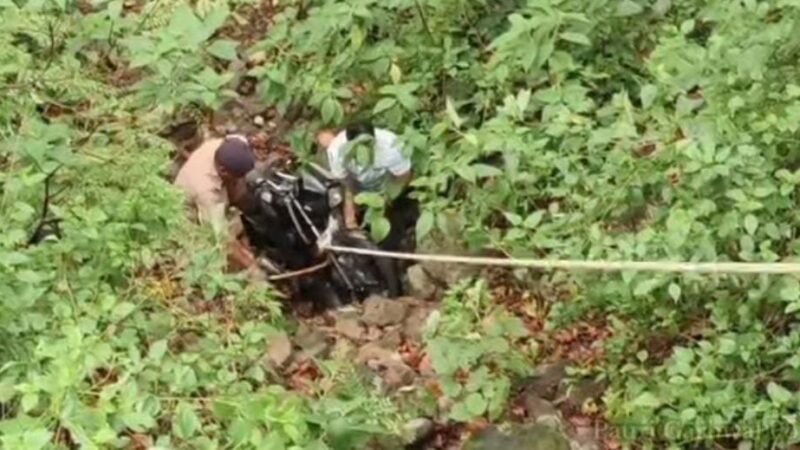 कोटद्वार : सड़क के नीचे खाई में गिरी मिली मोटरसाइकिल, पुलिस ने सुरक्षित बरामद कर थाने पहुंचाया