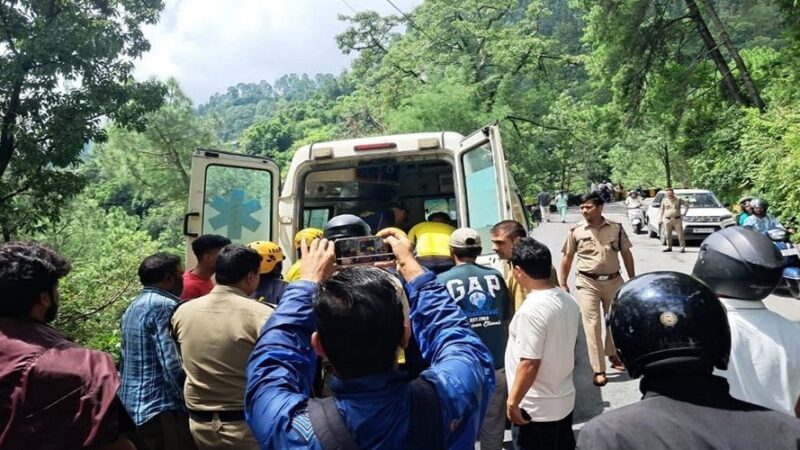 उत्तराखंड : ज्योलीकोट के पास 40 मीटर गहरी खाई में गिरा वाहन, लखनऊ के छह पर्यटक घायल