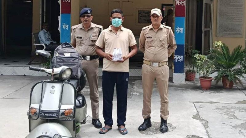 पौड़ी गढ़वाल : स्कूटर से शराब की सप्लाई करने वाला शराब तस्कर चढा पुलिस के हत्थें