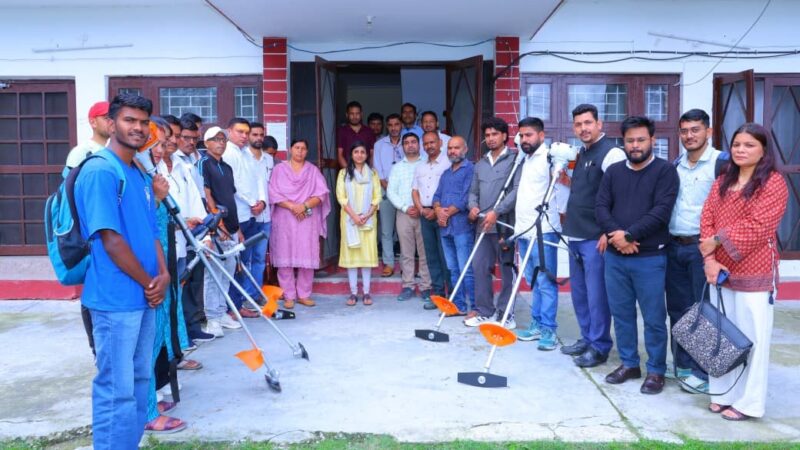 डीएम स्वाति एस. भदौरिया ने पायलट प्रोजेक्ट के तहत ग्राम प्रधानों को सौंपे बुशकटर, आपदा जोखिम कम करने में मिलेगी मदद