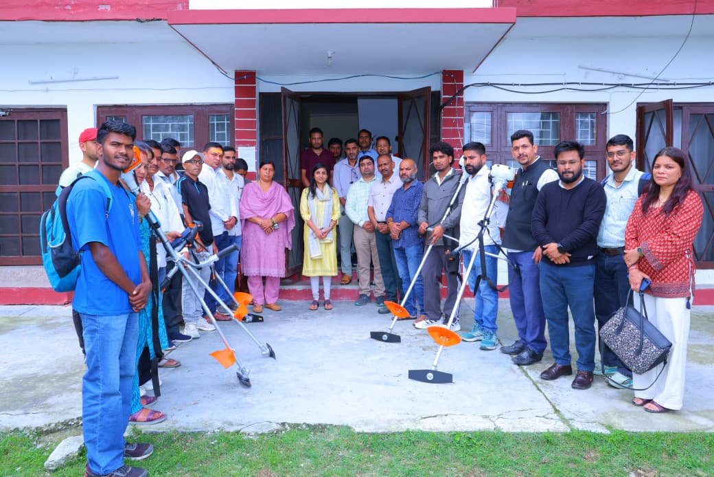 डीएम स्वाति एस. भदौरिया ने पायलट प्रोजेक्ट के तहत ग्राम प्रधानों को सौंपे बुशकटर, आपदा जोखिम कम करने में मिलेगी मदद