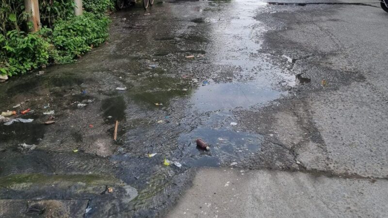 कोटद्वार : गुरुद्वारा साहिब के सामने बह रहा सीवर का गंदा पानी, लोगों में आक्रोश
