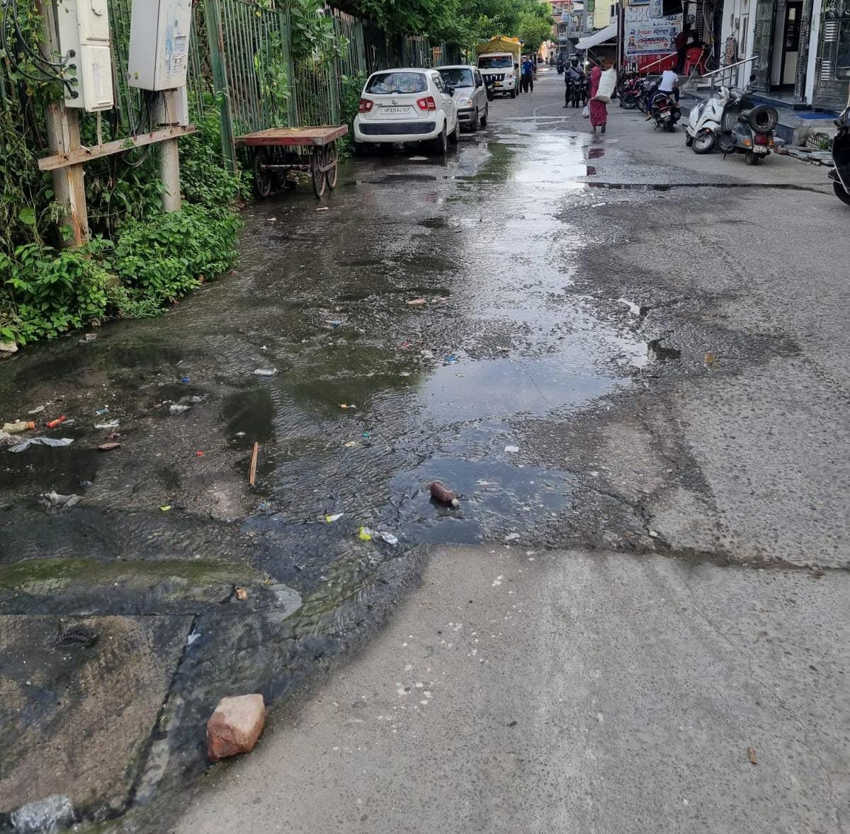 कोटद्वार : गुरुद्वारा साहिब के सामने बह रहा सीवर का गंदा पानी, लोगों में आक्रोश