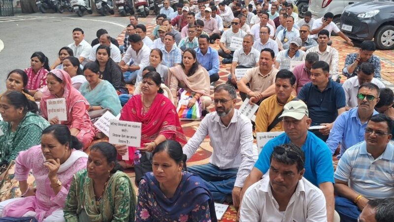 टीईटी की अनिवार्यता समाप्त करने को सड़कों पर उतरे शिक्षक