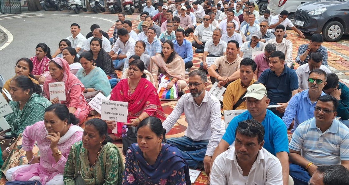 टीईटी की अनिवार्यता समाप्त करने को सड़कों पर उतरे शिक्षक