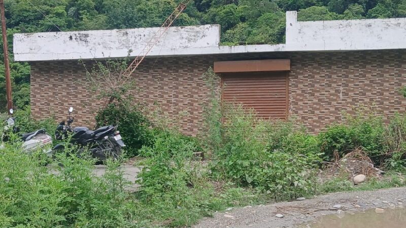 लाखों का शौचालय बना शोपीस, कालेश्वर में जनता परेशान
