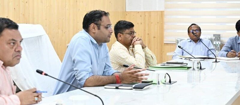 डीएम गौरव कुमार ने जिला गंगा संरक्षण समिति की बैठक में अधिकारियों को दिए सख्त निर्देश, सहायक नदियों में ही रोका जाए प्लास्टिक और ठोस अपशिष्ट
