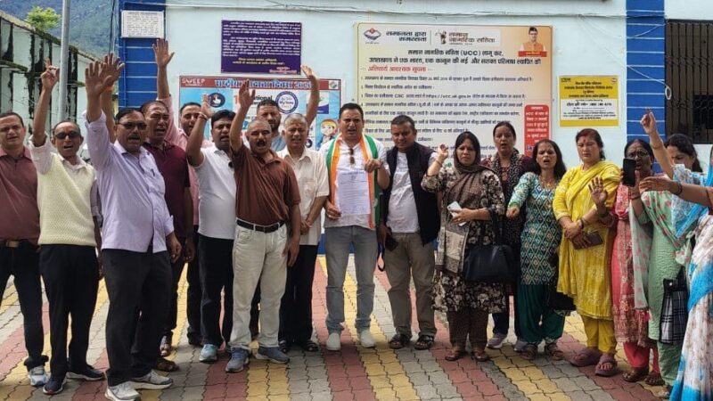 राहुल गांधी की गिरफ्तारी व छात्रों पर लाठी चार्ज के विरोध में कांग्रेस का प्रदर्शन